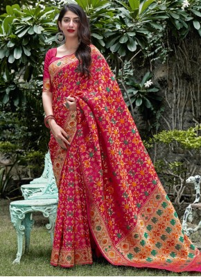 Distinctively Silk Magenta Traditional Saree