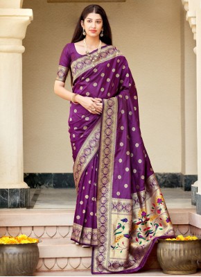 Distinctively Weaving Silk Designer Traditional Saree