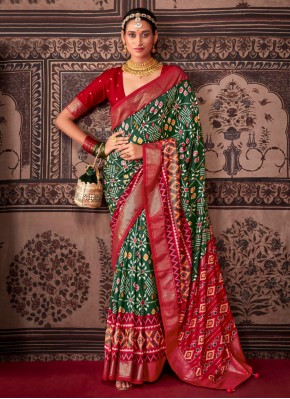 Titillating Classic Saree For Party
